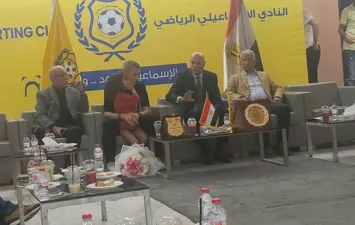 سعفان الصغير مدرب حراس المنتخب المصري أثناء التكريم 