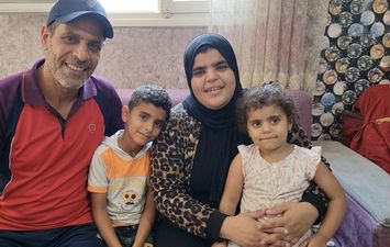 "شغال نجار والدنيا قفلت في وشه".. زوجة جامع الخردة المحتجز بعد تصويره: "طلع يلم خردة يصرف منها على عياله
