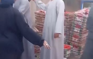 ضرب بائعتين 