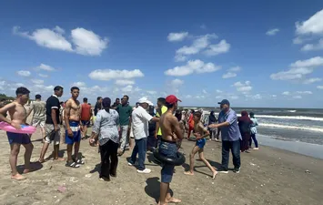 مشادات على شاطئ حي غرب ببورسعيد بسبب منع السباحة لارتفاع الأمواج.. والحي ينشر ورديات لحماية المصطافين