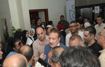 لشكاوى المواطنين.جولة مفاجئة لمحافظ بورسعيد داخل مبنى التأمين الصحي الشامل لمتابعة انتظام تقديم الخدمات
