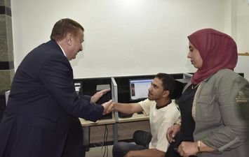 محافظ بورسعيد  يتابع انطلاق مبادرة "كود بلا حدود"