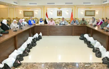  محافظ بورسعيد يستقبل ٧٥ حالة انسانية  و استمرار جهود لجنة المساعدات الإنسانية لدعم الأسر الأولى بالرعاية