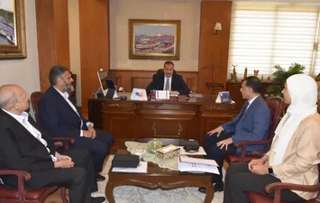  محافظ بورسعيد يعقد اجتماعًا مع مسئولي شركة "المركز الأهلي للتسويق" بالمنطقة الحرة للاستثمار 