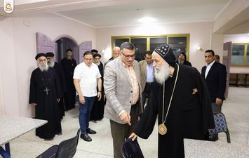 محافظ قنا يزور مطرانية نقادة