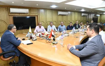 محافظ قنا يعقد اجتماعا لبحث تطورات مستشفى قنا العام 