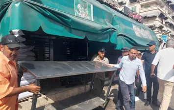 محافظة بورسعيد&hellip; إشغال الأرصفة يجبر المواطنين على السير في نهر الطريق ويعرض حياتهم للخطر