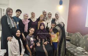 مريم تتوسط أسرتها 