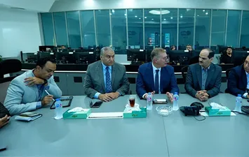 وزير البترول خلال الزيارة 