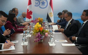 وزير الخارجية مع تظيرته الكندية