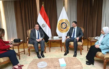 وزير الصناعة ونقيب المهندسين