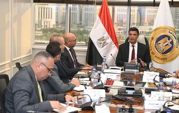 وزير الصناعه اثناء اللقاء