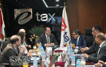 وزير المالية مع اي تاكس