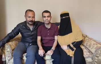 يوسف يتوسط والديه