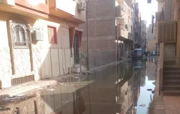 جانب من غرق الشوارع بالصرف 