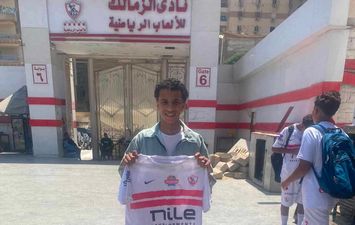 صوره اللاعب امام القلعة البيضاء 