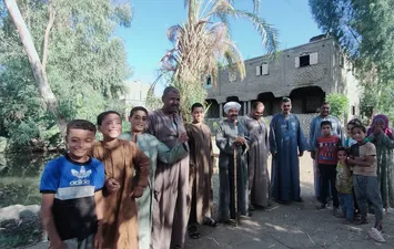 بعض سكان المنطقة 