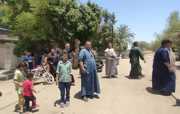جانب من الاهالي
