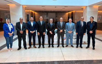 حسام صادق، المدير التنفيذي للهيئة العامة للتأمين الصحي الشامل خلال زيارته للسويس 