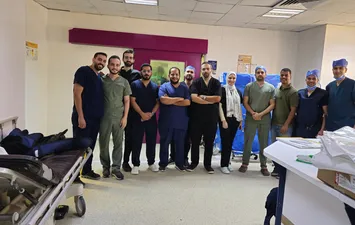 الفريق الطبي المجري العملية 