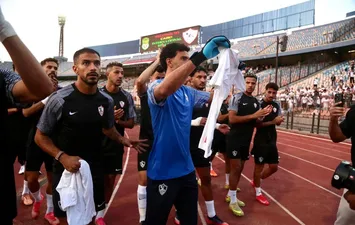 لاعبو الزمالك مع الجماهير 