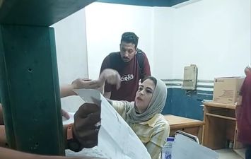 إيقاف موظفة بتأمينات الهرم عن العمل