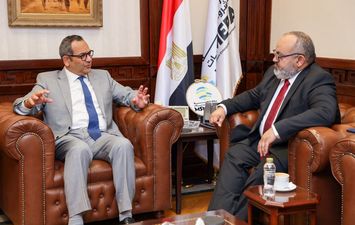 مصطفى حسن الرئيس التنفيذي لجهاز تنمية المشروعات والدكتور ماجد غنيمة رئيس مجلس أمناء ستارت أب ايجيبت
