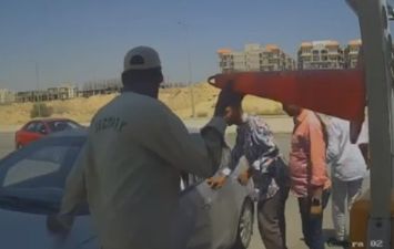 الأمن يفحص فيديو تعدي سائق على فرد أمن داخل كومبوند بالتجمع الخامس