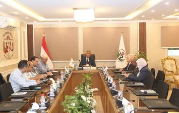 خلال الاجتماع