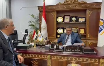 محافظ قنا