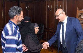 محافظ الإسكندرية يكرم أسرة شهيد الواجب