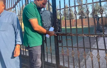 أثناء إغلاق الملعب 