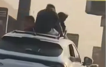 أشخاص تقف فوق سيارة