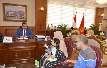 استجابة لما نشرته أهل مصر .. محافظ بورسعيد يصرف مساعدة مالية عاجلة لأسرة فريدة  مع التحرك العاجل لاستكمال علاجها وتأهيلها