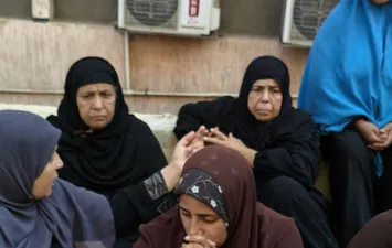 الأهالي ينتظرون علي الأرض