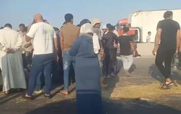 بينهم طفل.. إصابة 16 عاملا في انقلاب سيارة ربع نقل على محور 30 يونيو