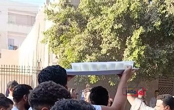 توزيع العصائر على الأهالي 