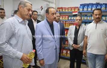 جانب تفقد محافظ سوهاج لـ منفذ "مستقبل مصر" لبيع السلع الغذائية بأسعار مخفضة