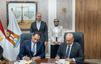 جانب من التوقيع