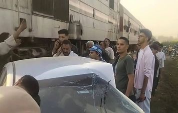 حادث اصطدام قطار بسيارة زفاف 