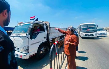 ضبط سيارة  تفرغ مخلفاتها بالطريق العام بورسعيد.. ورئيس حي غرب تحرزها وتحرر محضر بيئة