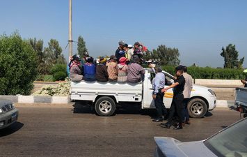 عربات نقل العمال 