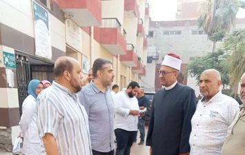 كانوا رايحين لجنة الامتحان.. رئيس منطقة كفر الشيخ الأزهرية يطمئن على مراقبين أصيبا في حادث سير