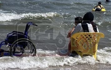كرسي متحرك مهجور وقلبان ينبضان.. قصة "الجنة" على شاطئ بورسعيد