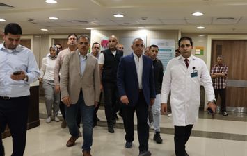 محافظ الإسماعيلية والشرقية يصلان المجمع الطبي لمتابعة مصابي حادث الدواويس  