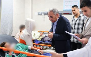 محافظ الإسماعيلية يطمئن علي مصابي حادث الدواويس 