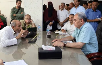 محافظ الإسماعيلية يعقد اجتماعاً بأهالي ابو صوير لمناقشة مشاكلهم علي أرض الواقع 