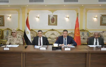 محافظ بورسعيد يترأس جلسة أعمال المجلس التنفيذي للمحافظة  ويستعرض خطة متكاملة للارتقاء بالخدمات والتنمية بالمحافظة