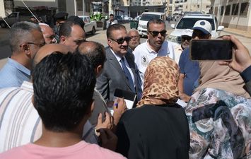 محافظ بورسعيد يستجيب لمطلب مواطنة من ذوي الهمم ويوجه بتوفير كرسي كهربائي متحرك لها على الفور