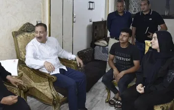 محافظ بورسعيد يصرف مساعدة مالية لأسرة &laquo;أبو عبده&raquo;   مع توفير فرصة عمل لأحد أبناء الراحل دعما للأسرة
